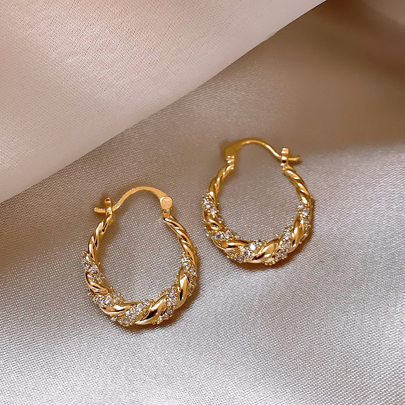 Pendientes De Metal Retorcidos Con Diamantes