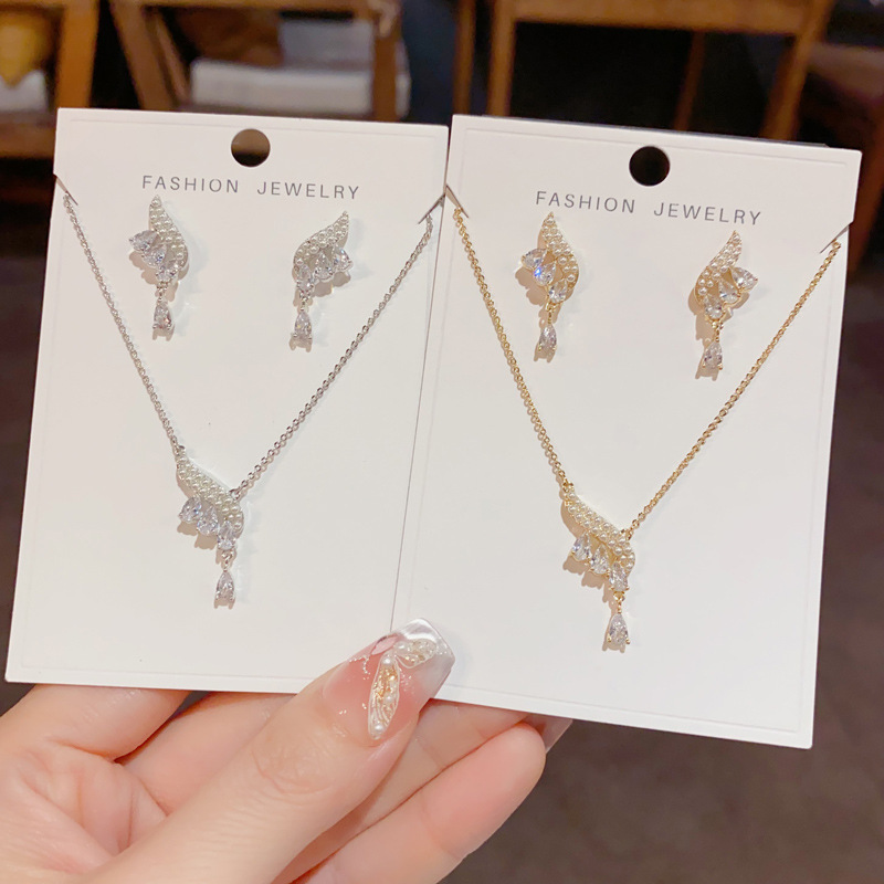 Conjunto De Pendientes Y Collar Con Alas De Perla Y Diamantes De Cobre