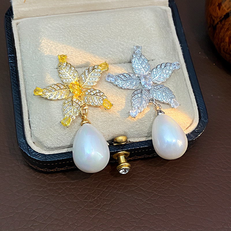 Pendientes De Flor De Perla Y Diamante De Cobre