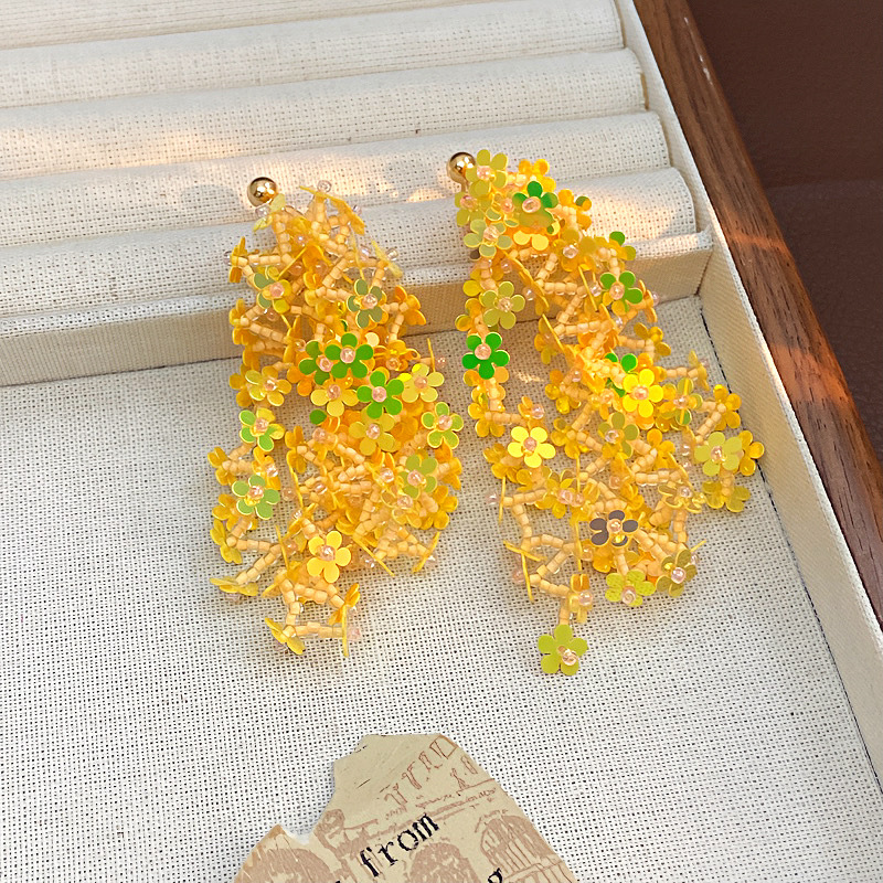 Pendientes De Borlas Con Cuentas De Flores