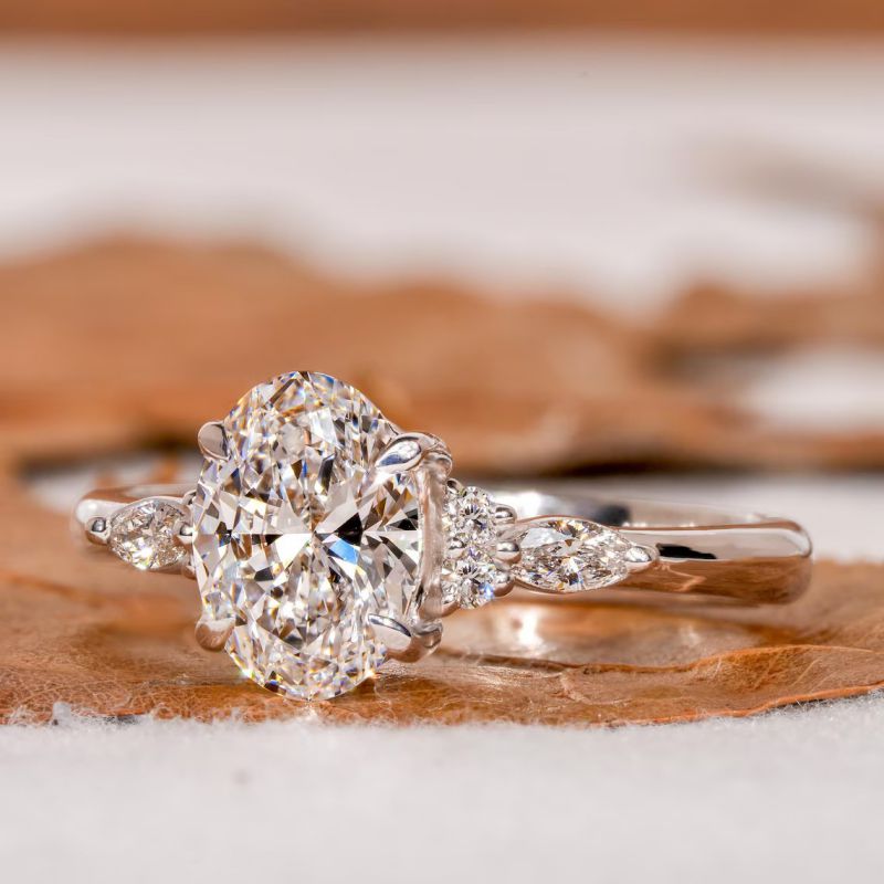 Anillo Ovalado De Cobre Con Diamantes