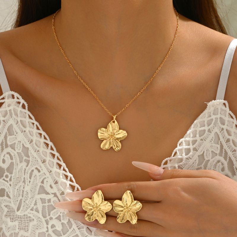 Conjunto De Collar Y Anillo Con Flores De Aleación