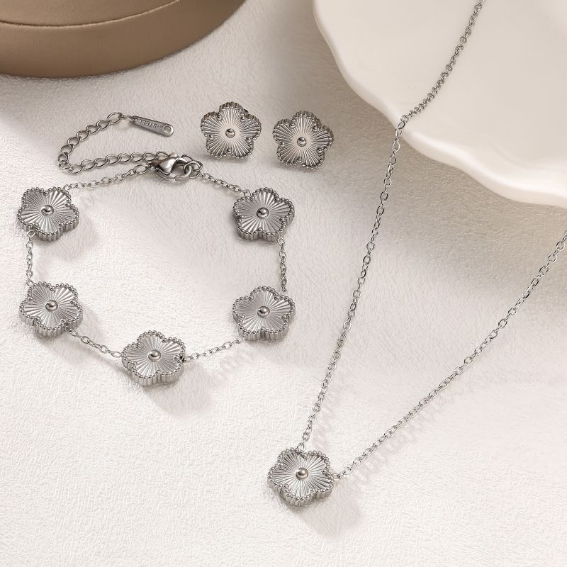 Conjunto De Collar Pulsera Y Pendientes Con Flores De Acero De Titanio.