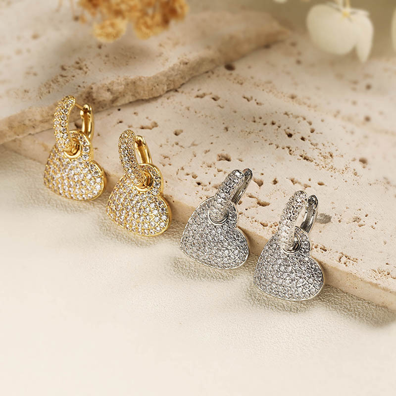 Pendientes De Aro Con Corazón De Diamantes De Cobre