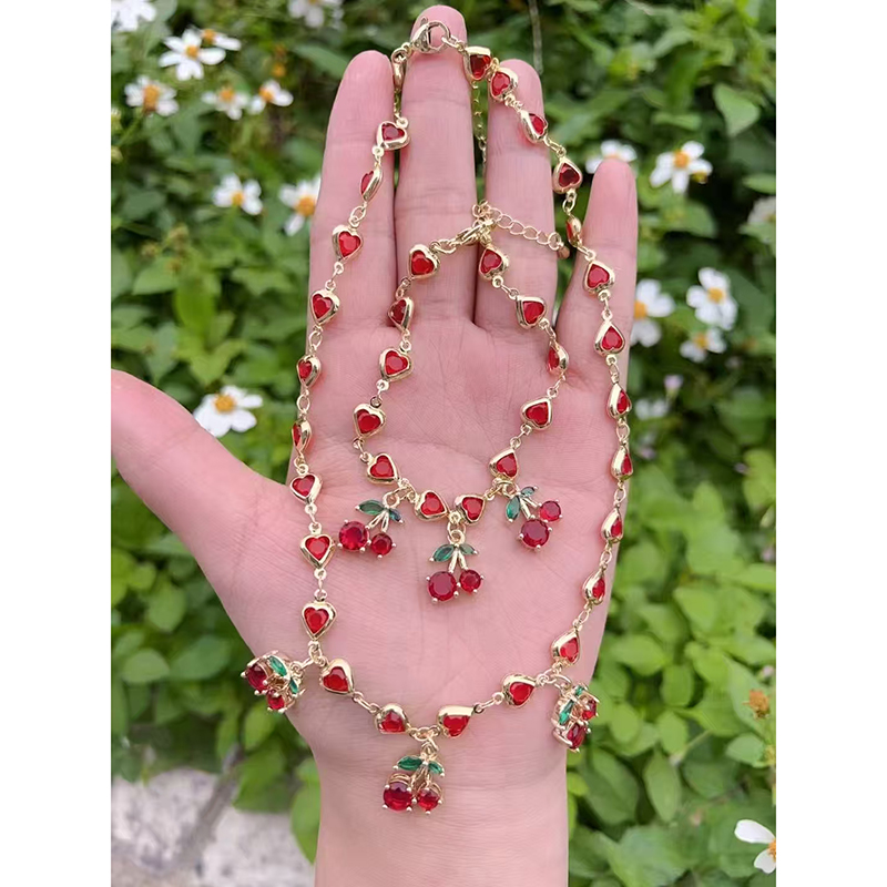Pulsera De Cobre Con Diamantes Y Cerezas En Forma De Corazón
