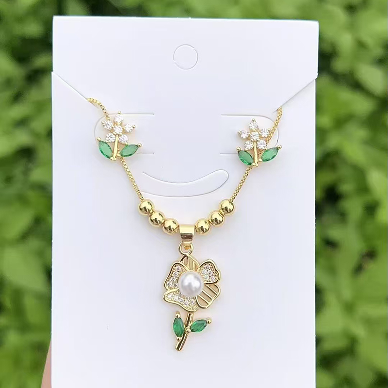 Conjunto De Collar Y Pendientes Con Flores De Cobre Y Diamantes