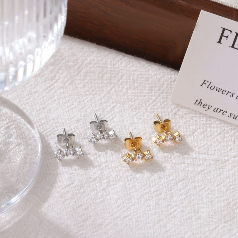 Pendientes Redondos De Acero De Titanio Con Diamantes.