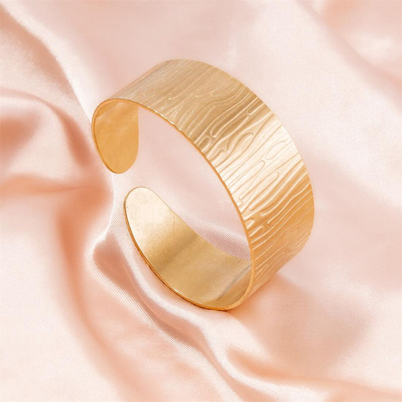 Pulsera Texturizada De Acero Y Titanio