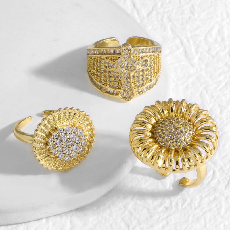 Anillo Geométrico Redondo Con Diamantes En Oro Bañado En Cobre