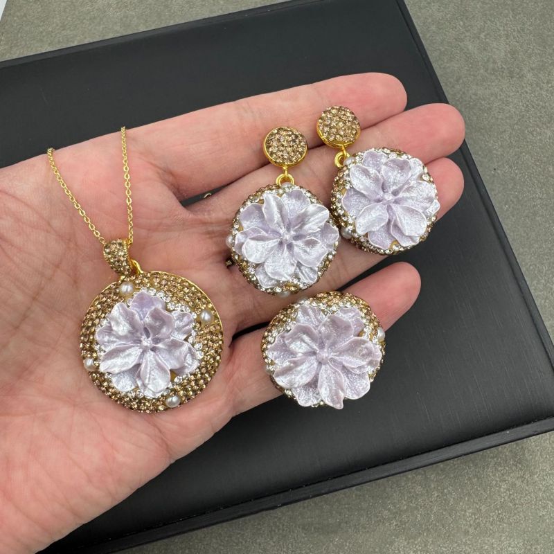 Conjunto De Collar Pendientes Y Anillo Con Flor De Diamante