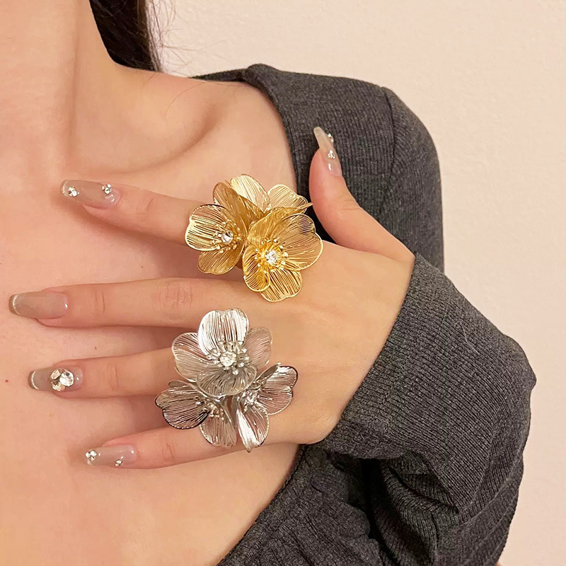 Anillo De Metal Con Flor De Diamante