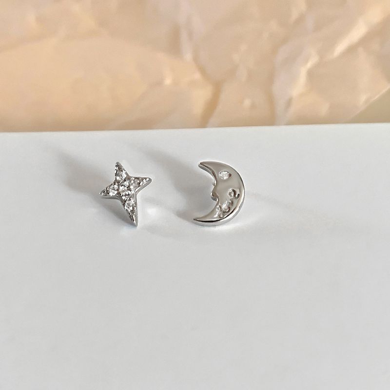 Pendientes Asimétricos De Estrella Y Luna De Plata