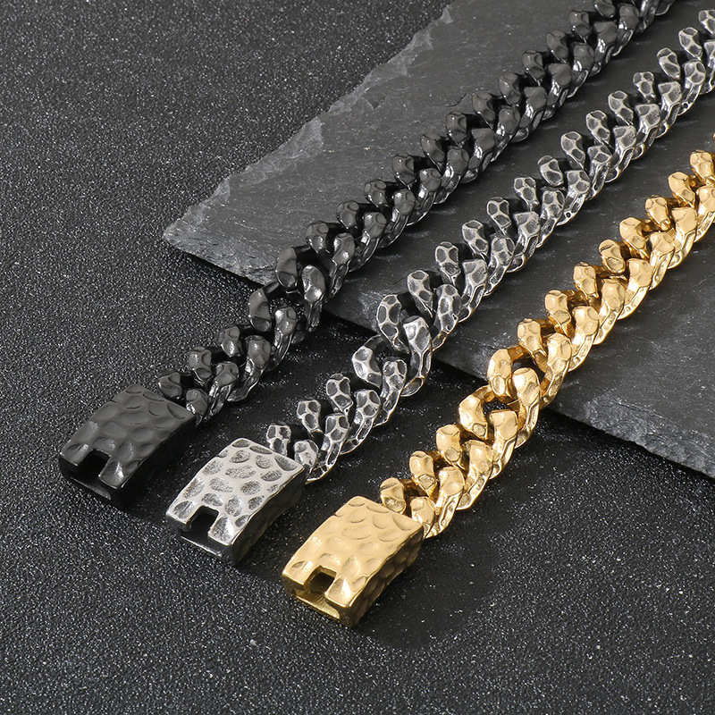 Collar De Hombre Con Textura Martillada De Acero De Titanio