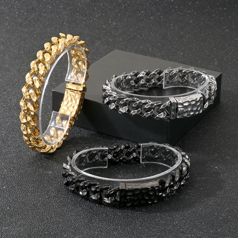 Pulsera De Hombre Con Patrón Martillado De Acero De Titanio