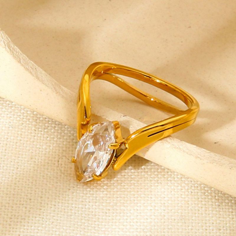 Anillo De Acero Inoxidable Con Diamantes Redondos