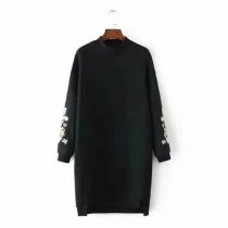 Sudadera Larga Con Cuello Medio Alto Y Aberturas Bordadas