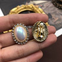 Clip Para Oreja Ovalado Con Perla Y Diamante De Aleación